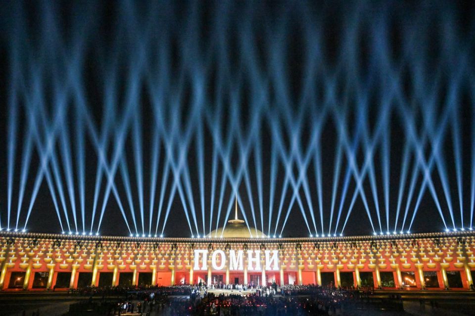 #ФотоГода. Вспоминаем 2025-й год в фотографиях самых ярких событий! • Президент России Владимир Путин на Красной площади в Москве на военном параде, посвящённом 80-летию Победы в Великой Отечественной войне (Сергей Бобылев /... #ФотоГода. Вспоминаем 2025-й год в фотографиях самых ярких событий! • Президент России Владимир Путин на Красной площади в Москве на военном параде, посвящённом 80-летию Победы в Великой Отечественной войне (Сергей Бобылев /...