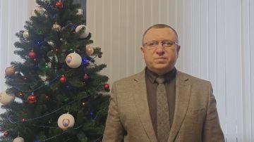 Глава муниципалитета,секретарь местного отделения партии «Единая Россия» Сергей Ермаков поздравляет снежнянцев с наступающим Новым годом и Рождеством Христовым