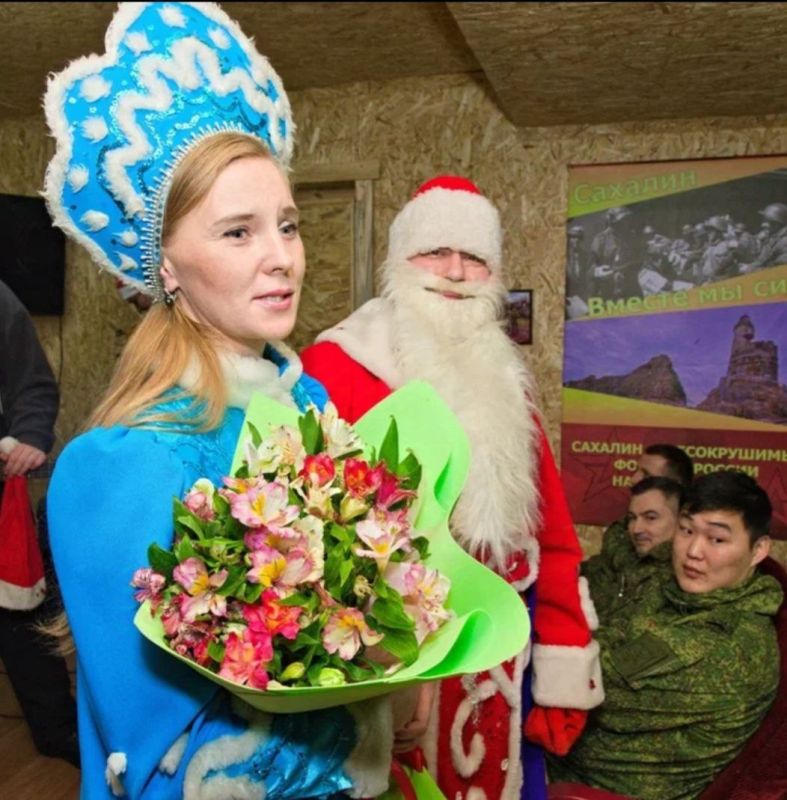 Сегодня наша главная задача — поздравить с наступающим Новым Годом тех, кто каждый день приближает нашу Победу! Сегодня наша главная задача — поздравить с наступающим Новым Годом тех, кто каждый день приближает нашу Победу!