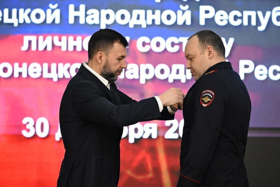 Наталья Бегуненко: Медалью «За храбрость» IV степени наградил сотрудников МВД, обезвредивших вооруженного преступника в одном из супермаркетов Донецка Наталья Бегуненко: Медалью «За храбрость» IV степени наградил сотрудников МВД, обезвредивших вооруженного преступника в одном из супермаркетов Донецка