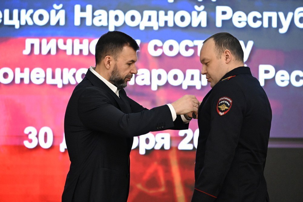 Наталья Бегуненко: Медалью «За храбрость» IV степени наградил сотрудников МВД, обезвредивших вооруженного преступника в одном из супермаркетов Донецка Наталья Бегуненко: Медалью «За храбрость» IV степени наградил сотрудников МВД, обезвредивших вооруженного преступника в одном из супермаркетов Донецка