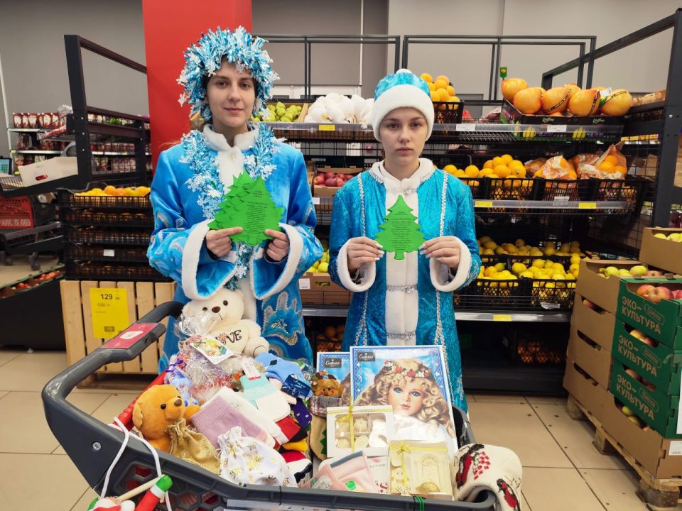 Новый год в каждый дом!. В Пролетарском районе города Донецка в рамках Всероссийского мероприятия «Новый год в каждый дом» состоялась акция «Корзина добра», направленная на организацию сбора теплых вещей, новогодних товаров... Новый год в каждый дом!. В Пролетарском районе города Донецка в рамках Всероссийского мероприятия «Новый год в каждый дом» состоялась акция «Корзина добра», направленная на организацию сбора теплых вещей, новогодних товаров...
