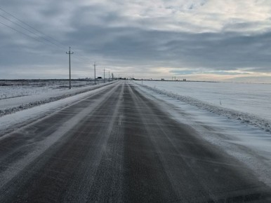 Продолжаем мероприятия в рамках зимнего содержания - в минувшие сутки обеспечивали противогололедную обработку на дорогах общего пользования, а также очистку от снега территории остановочных павильонов