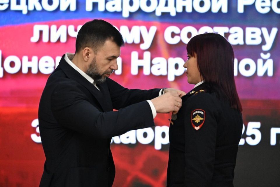 Наталья Бегуненко: Медалью «За храбрость» IV степени наградил сотрудников МВД, обезвредивших вооруженного преступника в одном из супермаркетов Донецка Наталья Бегуненко: Медалью «За храбрость» IV степени наградил сотрудников МВД, обезвредивших вооруженного преступника в одном из супермаркетов Донецка