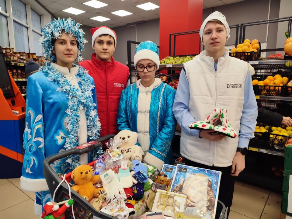 Новый год в каждый дом!. В Пролетарском районе города Донецка в рамках Всероссийского мероприятия «Новый год в каждый дом» состоялась акция «Корзина добра», направленная на организацию сбора теплых вещей, новогодних товаров... Новый год в каждый дом!. В Пролетарском районе города Донецка в рамках Всероссийского мероприятия «Новый год в каждый дом» состоялась акция «Корзина добра», направленная на организацию сбора теплых вещей, новогодних товаров...