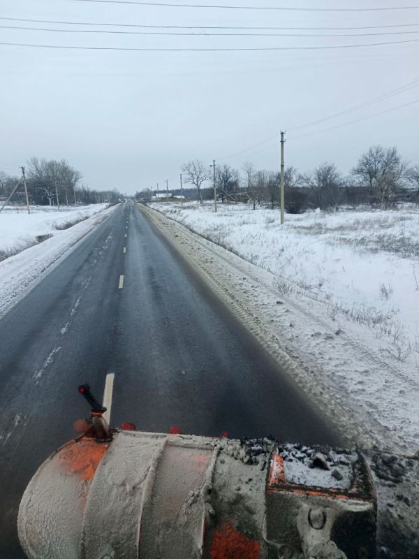 Продолжаем мероприятия в рамках зимнего содержания - в минувшие сутки обеспечивали противогололедную обработку на дорогах общего пользования, а также очистку от снега территории остановочных павильонов Продолжаем мероприятия в рамках зимнего содержания - в минувшие сутки обеспечивали противогололедную обработку на дорогах общего пользования, а также очистку от снега территории остановочных павильонов