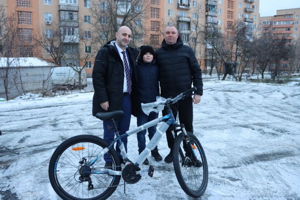 Гурген Малхасян: Чудеса продолжаются. Передал подарок от заместителя министра промышленности и торговли РФ Ивана Куликова десятилетнему Максиму из города Мариуполь в рамках акции "Елка желаний" - велосипед Гурген Малхасян: Чудеса продолжаются. Передал подарок от заместителя министра промышленности и торговли РФ Ивана Куликова десятилетнему Максиму из города Мариуполь в рамках акции "Елка желаний" - велосипед