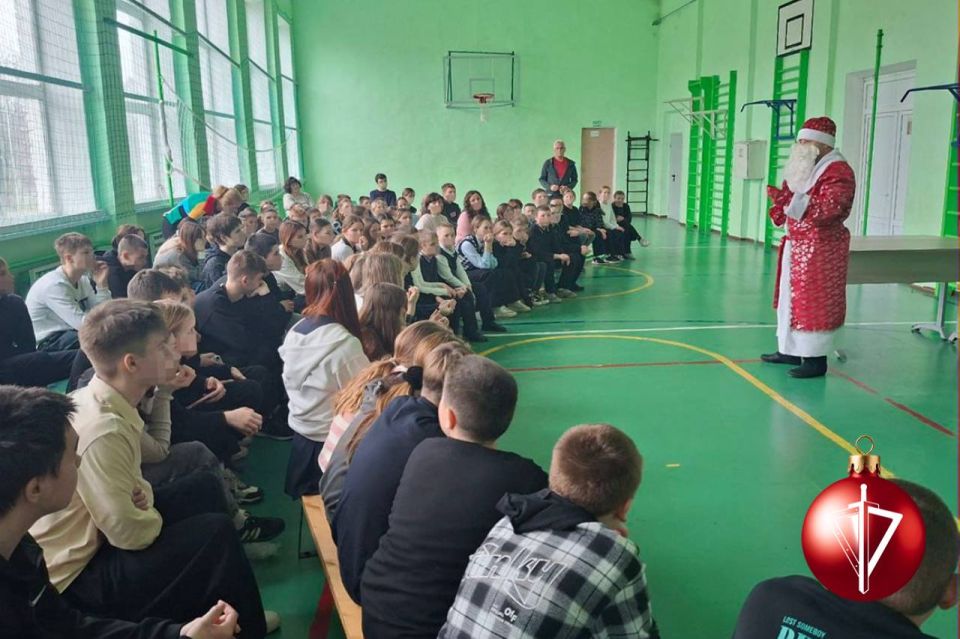 Школьники в ДНР получили подарки от росгвардейского Деда Мороза Школьники в ДНР получили подарки от росгвардейского Деда Мороза
