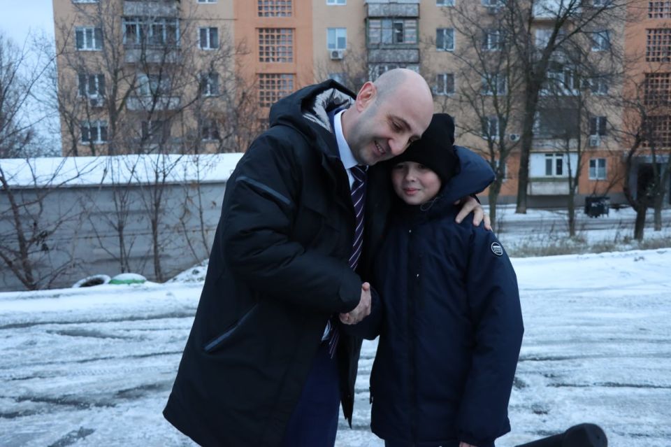 Гурген Малхасян: Чудеса продолжаются. Передал подарок от заместителя министра промышленности и торговли РФ Ивана Куликова десятилетнему Максиму из города Мариуполь в рамках акции "Елка желаний" - велосипед Гурген Малхасян: Чудеса продолжаются. Передал подарок от заместителя министра промышленности и торговли РФ Ивана Куликова десятилетнему Максиму из города Мариуполь в рамках акции "Елка желаний" - велосипед