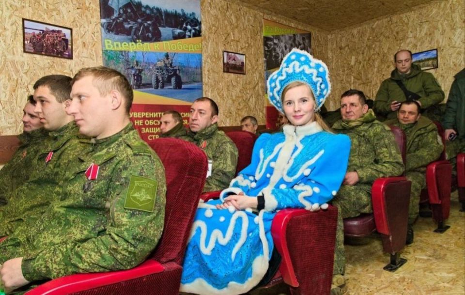 Сегодня наша главная задача — поздравить с наступающим Новым Годом тех, кто каждый день приближает нашу Победу! Сегодня наша главная задача — поздравить с наступающим Новым Годом тех, кто каждый день приближает нашу Победу!