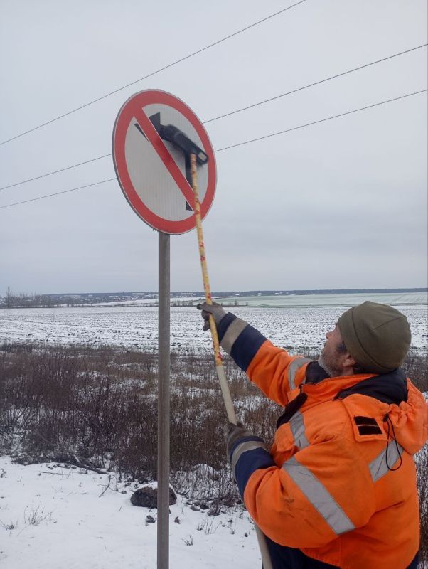 Продолжаем мероприятия в рамках зимнего содержания - в минувшие сутки обеспечивали противогололедную обработку на дорогах общего пользования, а также очистку от снега территории остановочных павильонов Продолжаем мероприятия в рамках зимнего содержания - в минувшие сутки обеспечивали противогололедную обработку на дорогах общего пользования, а также очистку от снега территории остановочных павильонов