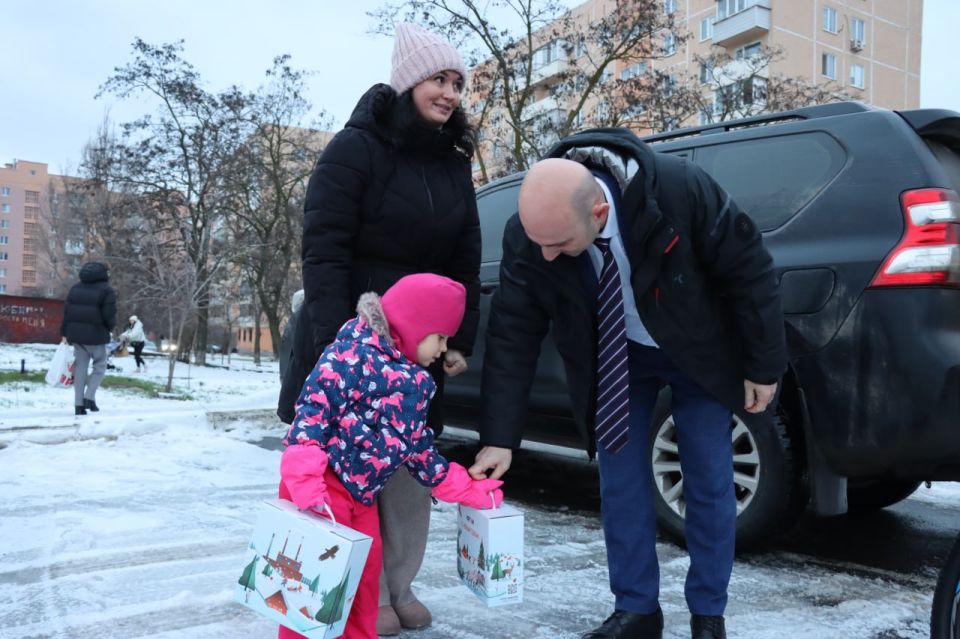 Гурген Малхасян: Чудеса продолжаются. Передал подарок от заместителя министра промышленности и торговли РФ Ивана Куликова десятилетнему Максиму из города Мариуполь в рамках акции "Елка желаний" - велосипед Гурген Малхасян: Чудеса продолжаются. Передал подарок от заместителя министра промышленности и торговли РФ Ивана Куликова десятилетнему Максиму из города Мариуполь в рамках акции "Елка желаний" - велосипед