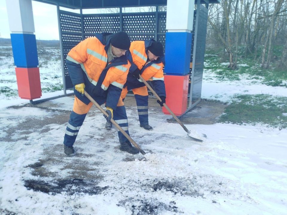 Продолжаем мероприятия в рамках зимнего содержания - в минувшие сутки обеспечивали противогололедную обработку на дорогах общего пользования, а также очистку от снега территории остановочных павильонов Продолжаем мероприятия в рамках зимнего содержания - в минувшие сутки обеспечивали противогололедную обработку на дорогах общего пользования, а также очистку от снега территории остановочных павильонов