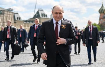 #ФотоГода. Вспоминаем 2025-й год в фотографиях самых ярких событий! • Президент России Владимир Путин на Красной площади в Москве на военном параде, посвящённом 80-летию Победы в Великой Отечественной войне (Сергей Бобылев /...