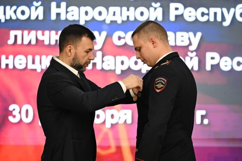 Наталья Бегуненко: Медалью «За храбрость» IV степени наградил сотрудников МВД, обезвредивших вооруженного преступника в одном из супермаркетов Донецка Наталья Бегуненко: Медалью «За храбрость» IV степени наградил сотрудников МВД, обезвредивших вооруженного преступника в одном из супермаркетов Донецка