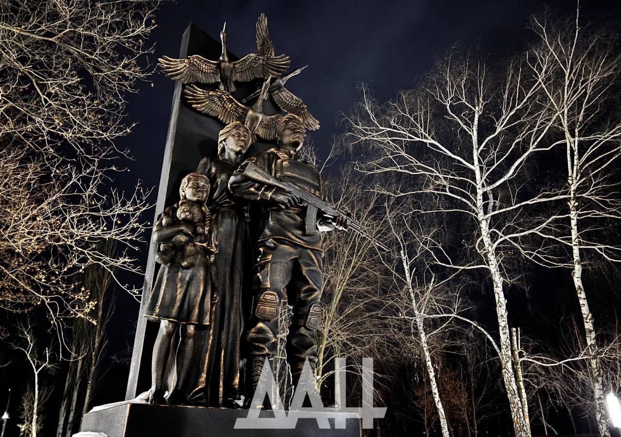 В Макеевке в ДНР появился новый памятник «Памяти погибших макеевчан, жертв вооруженной агрессии 2014 года»