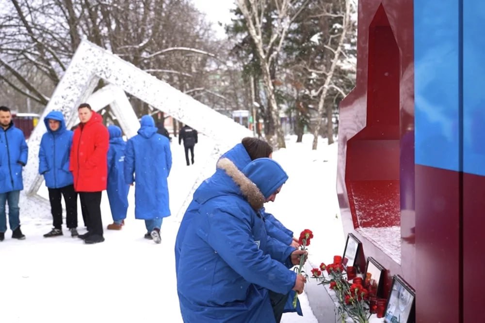 Стихийный мемориал в память о погибших при атаке ВСУ на поселок Хорлы Херсонской области Стихийный мемориал в память о погибших при атаке ВСУ на поселок Хорлы Херсонской области