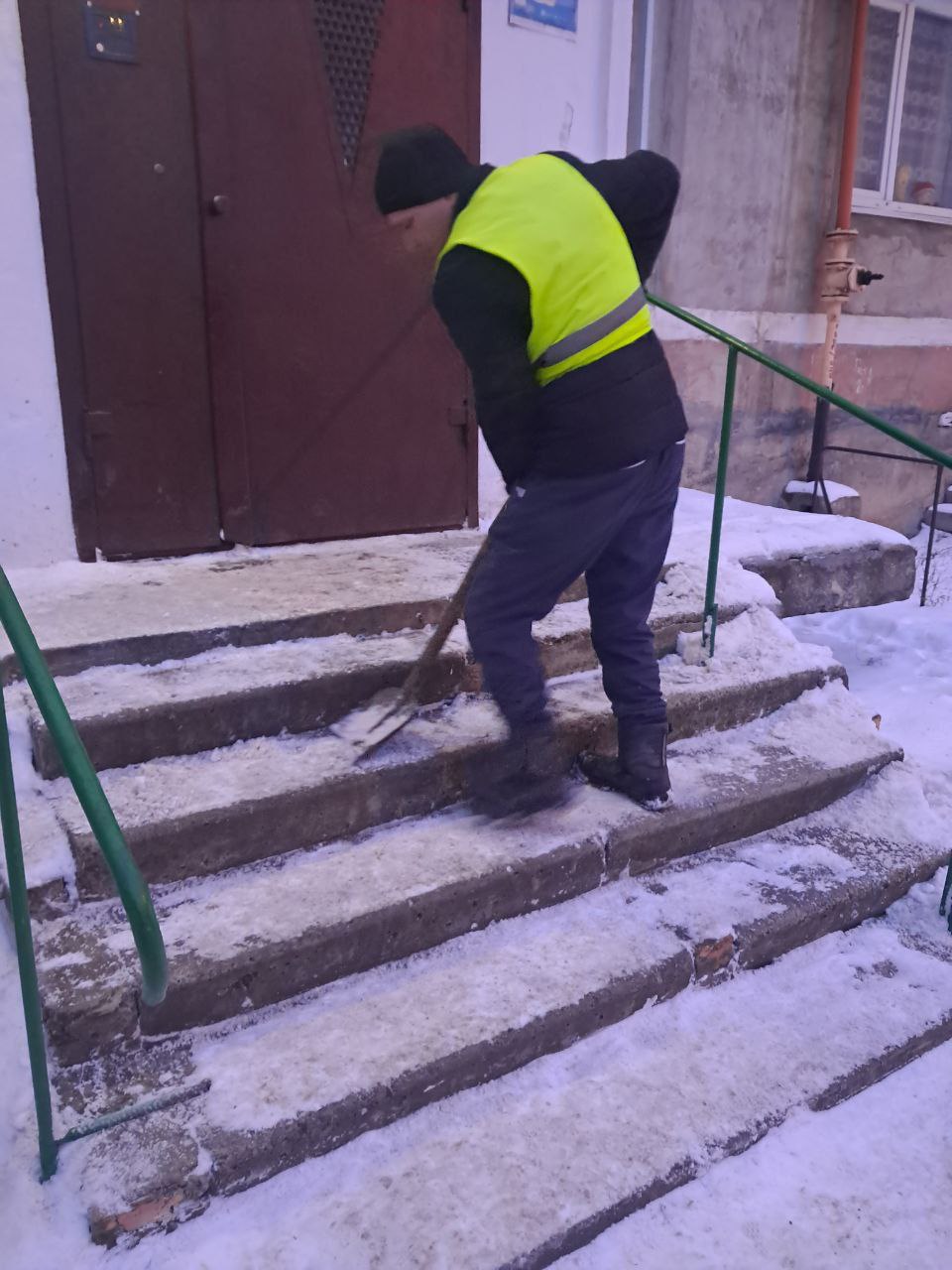 Зимнее содержание придомовых территорий Шахтерска 3 января Зимнее содержание придомовых территорий Шахтерска 3 января