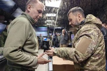 Глава ДНР навестил военнослужащих и вручил им часы с символикой СВО