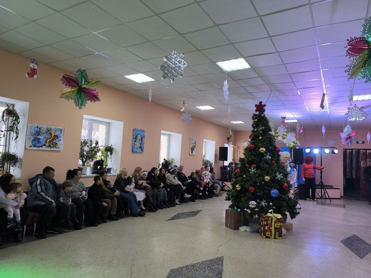 На базе МБУ «Новоазовский КДЦ» царила атмосфера волшебства и праздника! Для детей города прошел новогодний утренник На базе МБУ «Новоазовский КДЦ» царила атмосфера волшебства и праздника! Для детей города прошел новогодний утренник