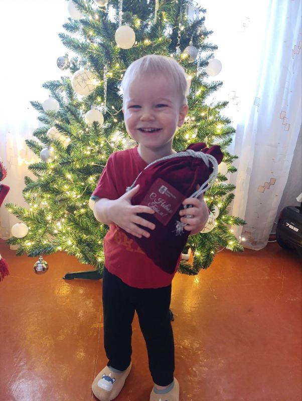 Более 100 детей поздравила с Новым годом депутат Народного Совета ДНР от Единой России Юлия Крюкова Более 100 детей поздравила с Новым годом депутат Народного Совета ДНР от Единой России Юлия Крюкова