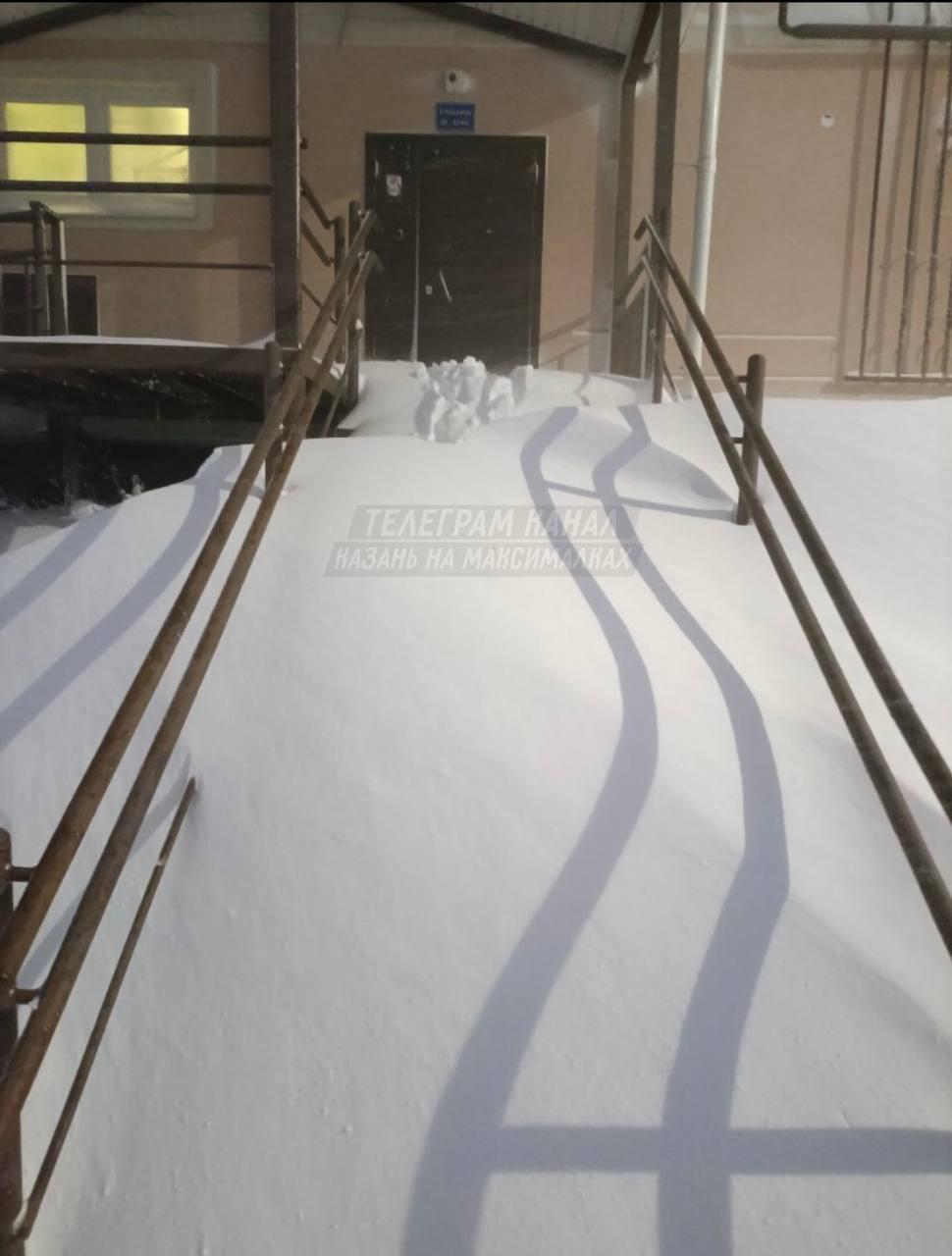 Буквально за ночь Казань оказалась в снежном плену: замело подземные переходы, люди пробираются сквозь сугробы, машины не могут выехать с парковок Буквально за ночь Казань оказалась в снежном плену: замело подземные переходы, люди пробираются сквозь сугробы, машины не могут выехать с парковок