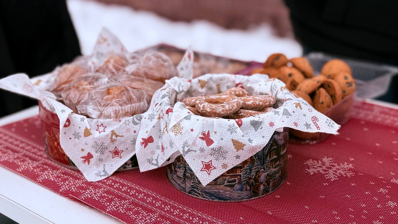 Активисты Молодёжки вышли на улицы с новогодней миссией — согреть и порадовать жителей города