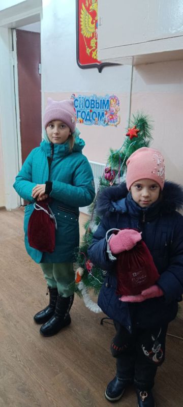 Более 100 детей поздравила с Новым годом депутат Народного Совета ДНР от Единой России Юлия Крюкова Более 100 детей поздравила с Новым годом депутат Народного Совета ДНР от Единой России Юлия Крюкова