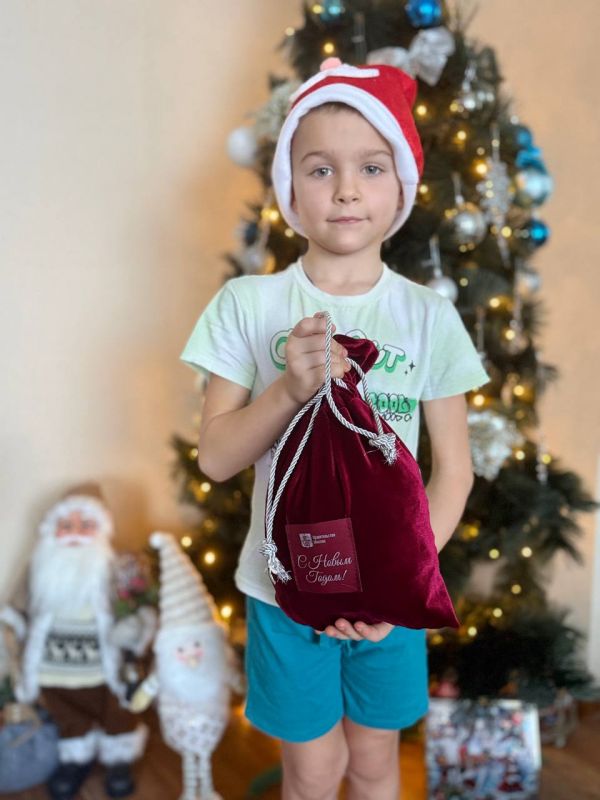 Более 100 детей поздравила с Новым годом депутат Народного Совета ДНР от Единой России Юлия Крюкова Более 100 детей поздравила с Новым годом депутат Народного Совета ДНР от Единой России Юлия Крюкова