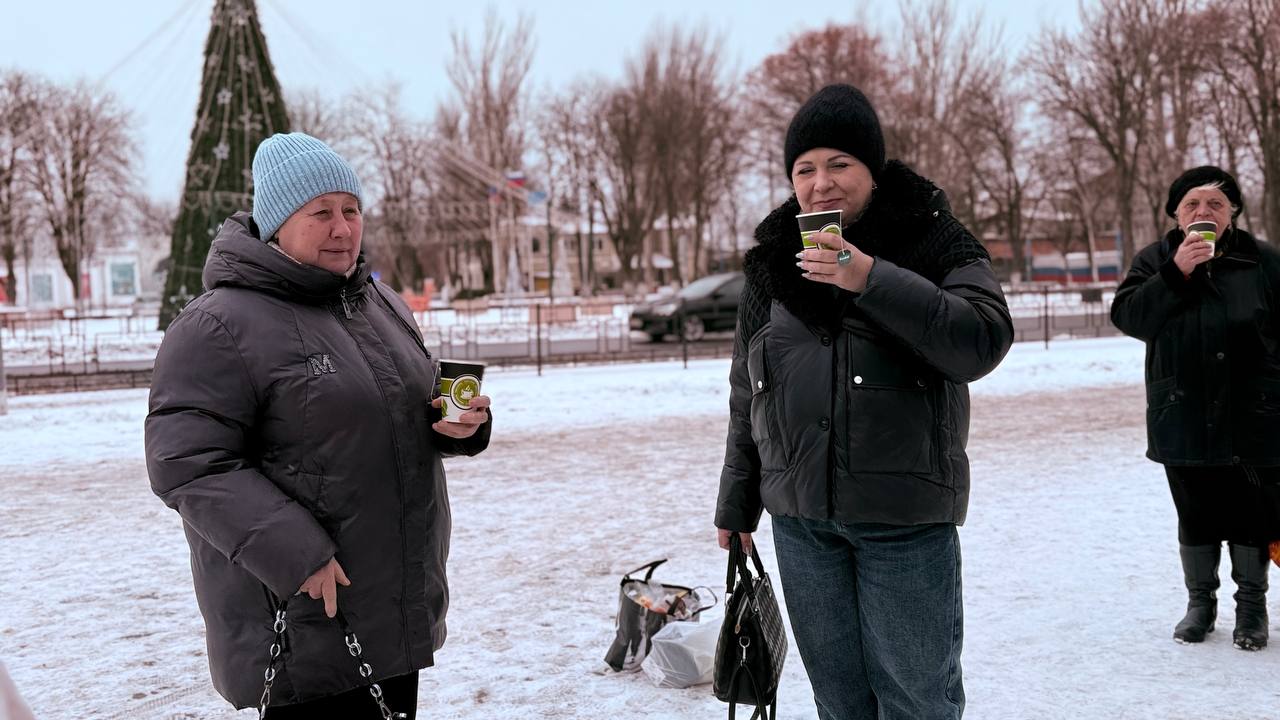 Активисты Молодёжки вышли на улицы с новогодней миссией — согреть и порадовать жителей города Активисты Молодёжки вышли на улицы с новогодней миссией — согреть и порадовать жителей города