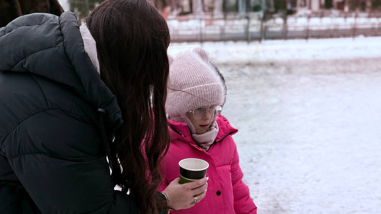Активисты Молодёжки вышли на улицы с новогодней миссией — согреть и порадовать жителей города Активисты Молодёжки вышли на улицы с новогодней миссией — согреть и порадовать жителей города