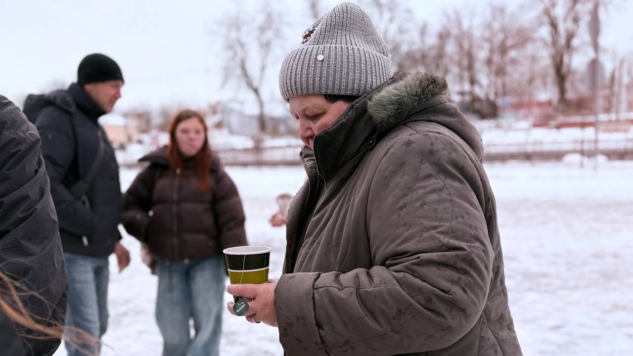 Активисты Молодёжки вышли на улицы с новогодней миссией — согреть и порадовать жителей города Активисты Молодёжки вышли на улицы с новогодней миссией — согреть и порадовать жителей города