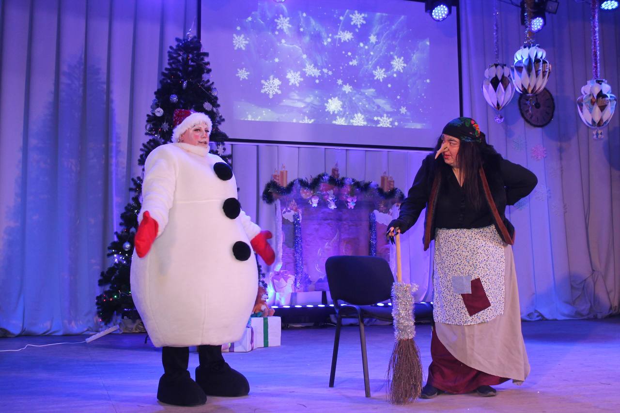 При содействии партийных проектов «Культура малой Родины», «Крепкая семья» и «Детский спорт» новогодние праздники в Мангуше начались 19 декабря на центральной площади, где и стар и млад окунулись в мир волшебства При содействии партийных проектов «Культура малой Родины», «Крепкая семья» и «Детский спорт» новогодние праздники в Мангуше начались 19 декабря на центральной площади, где и стар и млад окунулись в мир волшебства