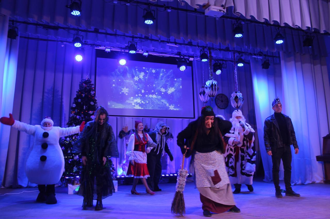 При содействии партийных проектов «Культура малой Родины», «Крепкая семья» и «Детский спорт» новогодние праздники в Мангуше начались 19 декабря на центральной площади, где и стар и млад окунулись в мир волшебства При содействии партийных проектов «Культура малой Родины», «Крепкая семья» и «Детский спорт» новогодние праздники в Мангуше начались 19 декабря на центральной площади, где и стар и млад окунулись в мир волшебства