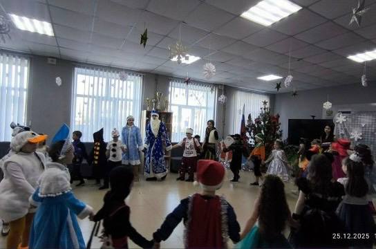 При содействии партийных проектов «Культура малой Родины», «Крепкая семья» и «Детский спорт» новогодние праздники в Мангуше начались 19 декабря на центральной площади, где и стар и млад окунулись в мир волшебства При содействии партийных проектов «Культура малой Родины», «Крепкая семья» и «Детский спорт» новогодние праздники в Мангуше начались 19 декабря на центральной площади, где и стар и млад окунулись в мир волшебства
