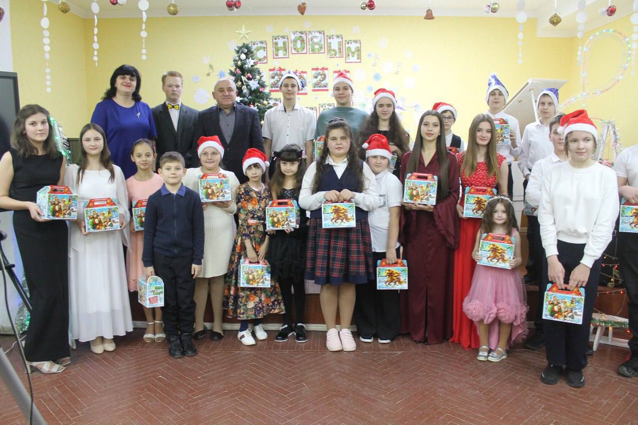 При содействии партийных проектов «Культура малой Родины», «Крепкая семья» и «Детский спорт» новогодние праздники в Мангуше начались 19 декабря на центральной площади, где и стар и млад окунулись в мир волшебства При содействии партийных проектов «Культура малой Родины», «Крепкая семья» и «Детский спорт» новогодние праздники в Мангуше начались 19 декабря на центральной площади, где и стар и млад окунулись в мир волшебства