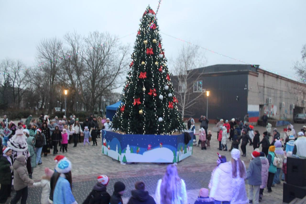 При содействии партийных проектов «Культура малой Родины», «Крепкая семья» и «Детский спорт» новогодние праздники в Мангуше начались 19 декабря на центральной площади, где и стар и млад окунулись в мир волшебства При содействии партийных проектов «Культура малой Родины», «Крепкая семья» и «Детский спорт» новогодние праздники в Мангуше начались 19 декабря на центральной площади, где и стар и млад окунулись в мир волшебства