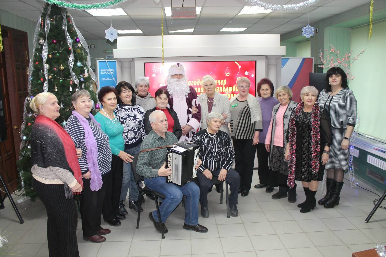 При содействии партийных проектов «Культура малой Родины», «Крепкая семья» и «Детский спорт» новогодние праздники в Мангуше начались 19 декабря на центральной площади, где и стар и млад окунулись в мир волшебства При содействии партийных проектов «Культура малой Родины», «Крепкая семья» и «Детский спорт» новогодние праздники в Мангуше начались 19 декабря на центральной площади, где и стар и млад окунулись в мир волшебства