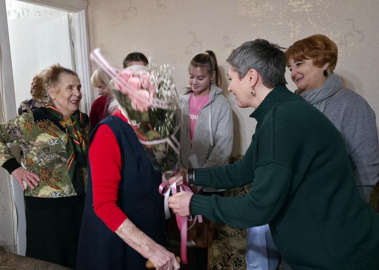 Иван Адамец: Связь поколений: сотрудники Управы и школьники поздравили ветерана со101-м днём рождения