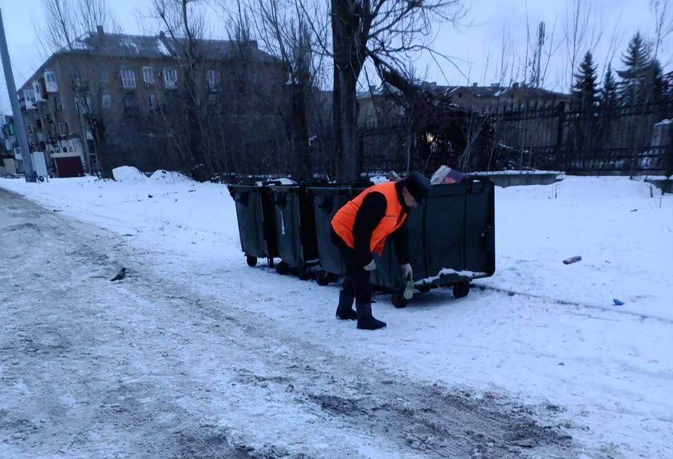 В связи с погодными условиями, силами Макеевского филиала НКО "Единый региональный фонд по управлению многоквартирными домами на территории Донецкой Народной Республики" ведутся работы по посыпке противоскользящим... В связи с погодными условиями, силами Макеевского филиала НКО "Единый региональный фонд по управлению многоквартирными домами на территории Донецкой Народной Республики" ведутся работы по посыпке противоскользящим...