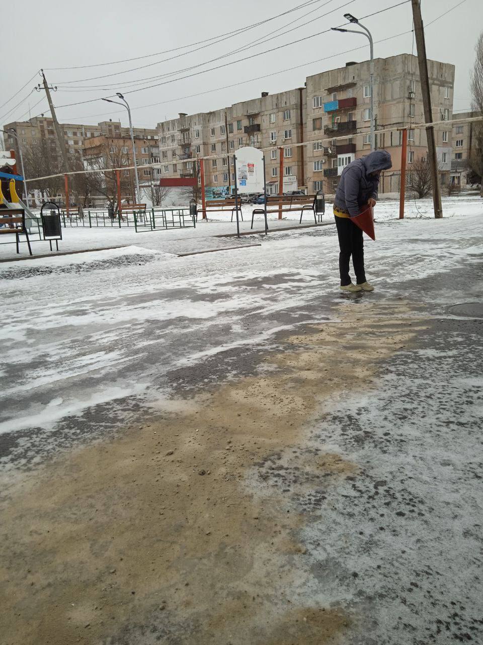 В Кировском активно борются с гололедом В Кировском активно борются с гололедом