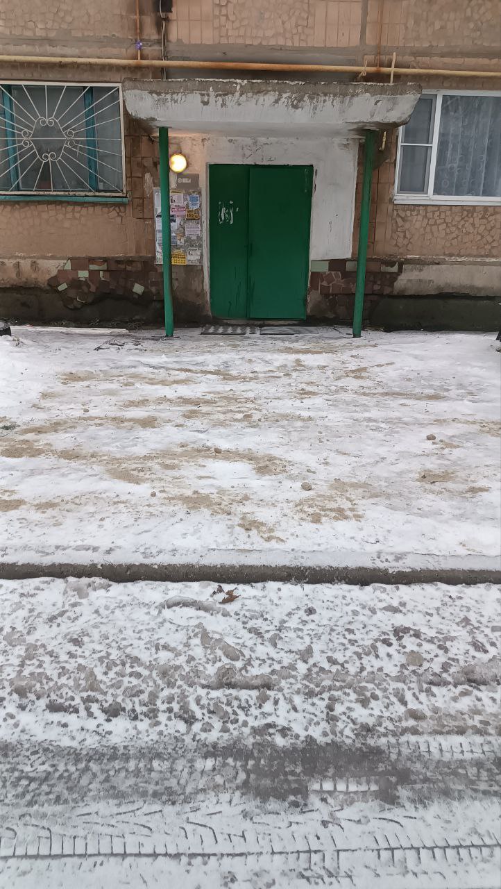 На территории городского округа Торез коммунальными службами ведутся работы по посыпке тротуаров и придомовых территорий На территории городского округа Торез коммунальными службами ведутся работы по посыпке тротуаров и придомовых территорий