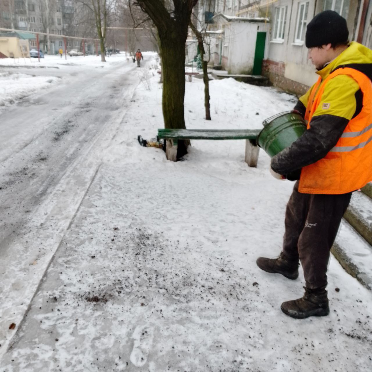 На территории городского округа Торез коммунальными службами ведутся работы по посыпке тротуаров и придомовых территорий На территории городского округа Торез коммунальными службами ведутся работы по посыпке тротуаров и придомовых территорий