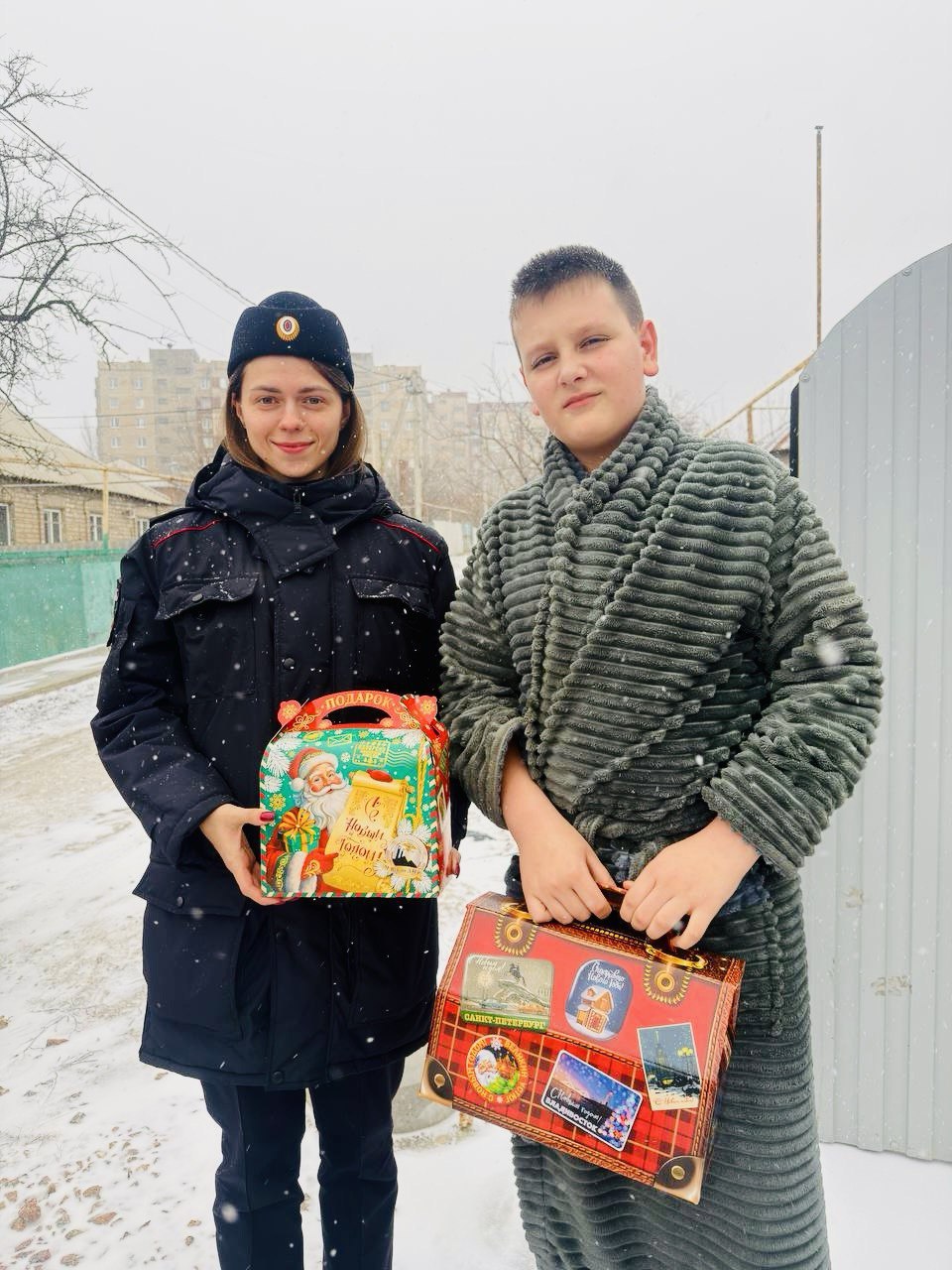 Сотрудники ОМВД России «Ясиноватский» навестили детей погибших коллег Сотрудники ОМВД России «Ясиноватский» навестили детей погибших коллег