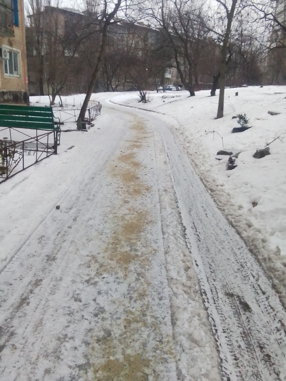 На территории городского округа Торез коммунальными службами ведутся работы по посыпке тротуаров и придомовых территорий На территории городского округа Торез коммунальными службами ведутся работы по посыпке тротуаров и придомовых территорий