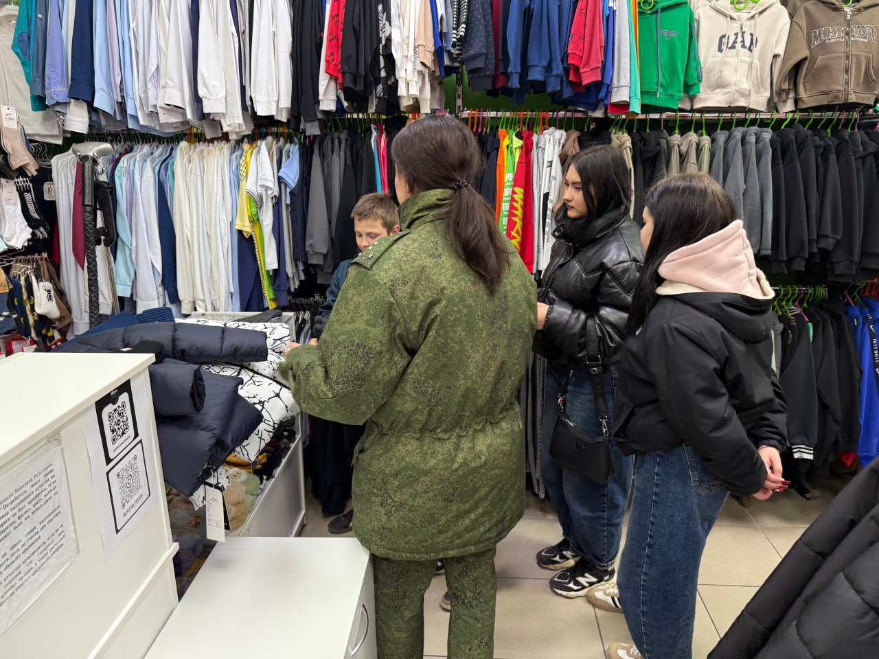 Сотрудники следственного управления Следственного комитета России по Донецкой Народной Республике в новогодние праздники навестили многодетную семью из Донецка Сотрудники следственного управления Следственного комитета России по Донецкой Народной Республике в новогодние праздники навестили многодетную семью из Донецка