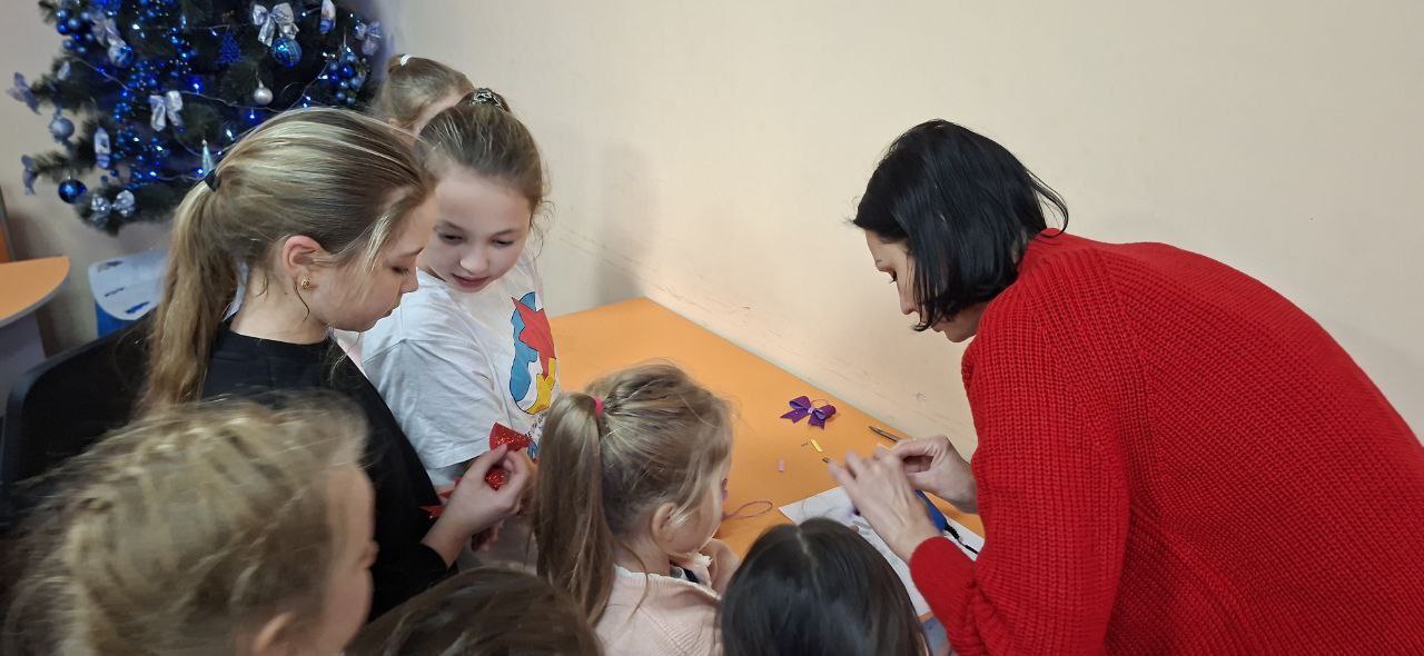 В молодёжном отделе МБУ " Мироновский поселковый ДК" прошёл мастер класс "Рождество на пороге", где юные таланты окунулись в атмосферу праздника, создавая удивительные поделки своими руками В молодёжном отделе МБУ " Мироновский поселковый ДК" прошёл мастер класс "Рождество на пороге", где юные таланты окунулись в атмосферу праздника, создавая удивительные поделки своими руками