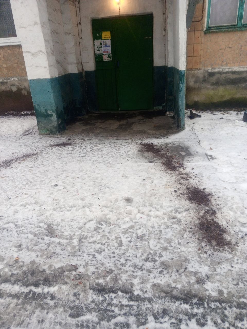 На территории городского округа Торез коммунальными службами ведутся работы по посыпке тротуаров и придомовых территорий На территории городского округа Торез коммунальными службами ведутся работы по посыпке тротуаров и придомовых территорий