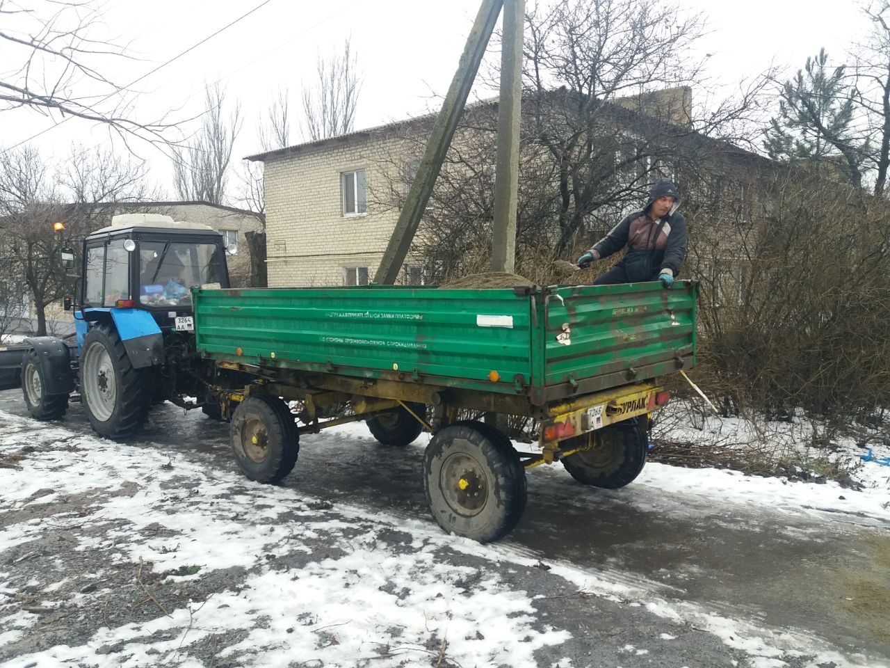 Николай Михайлов: В Старобешевском округе проходят работы по посыпке тротуаров в период гололеда Николай Михайлов: В Старобешевском округе проходят работы по посыпке тротуаров в период гололеда