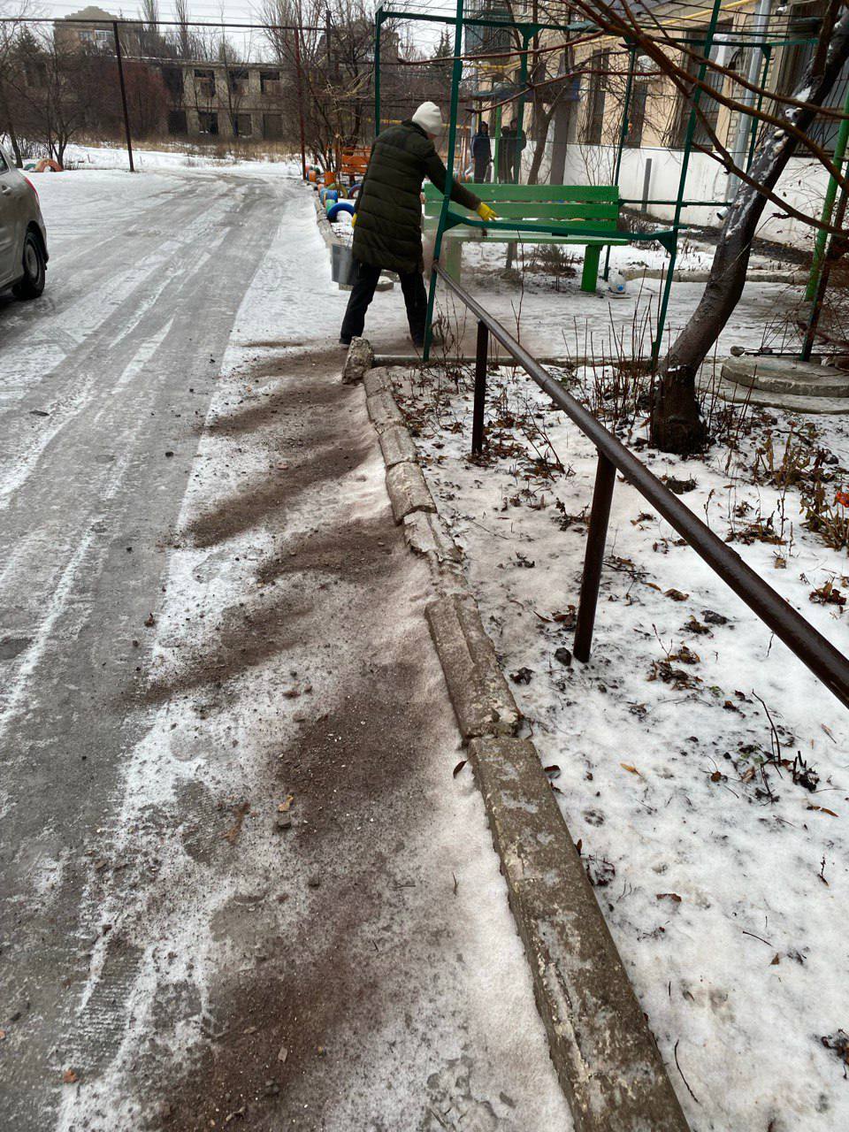 В Кировском активно борются с гололедом В Кировском активно борются с гололедом